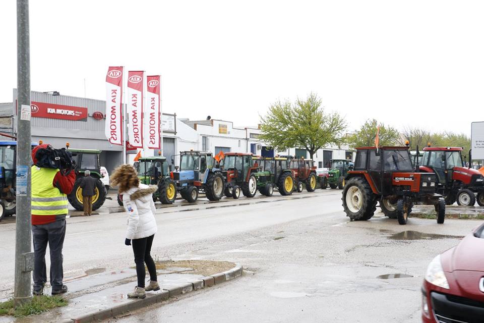 un cámara graba la tractorada de upa este jueves.