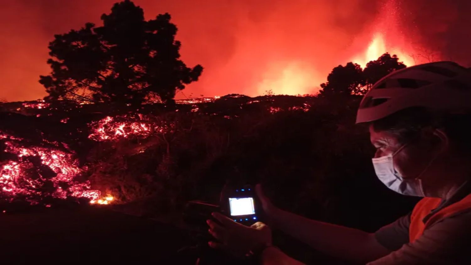 Un miembro del Instituto Volcanológico de Canarias toma la temperatura de la colada de lava de la erupción de Cumbre Vieja: 1075°C en ese momento. Instituto Volcanológico de Canarias.