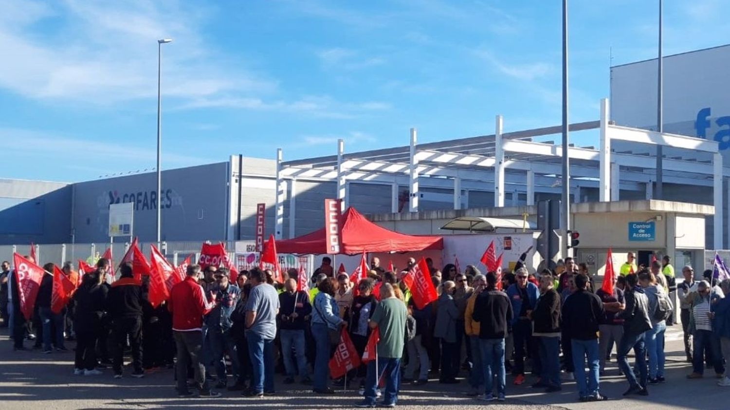 Concentración convocada por CCOO ante las puertas de la plataforma logística OFSA