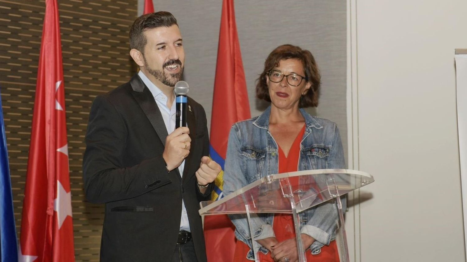 El concejal de Innovación de Alcalá, Miguel Castillejo, y la concejala de Turismo, María Aranguren, inauguraron el l Congreso de Inteligencia Artificial en el Sector Turístico.