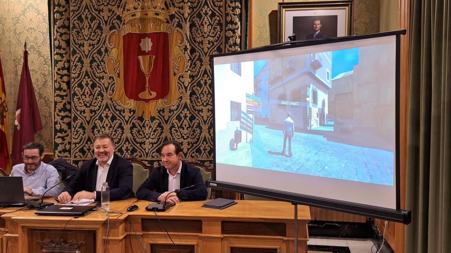 El alcalde, Darío Dolz; el concejal de Turismo, Cultura y Patrimonio Histórico, Miguel Ángel Valero; y el responsable de la empresa SIX3D, Alberto Lozano,