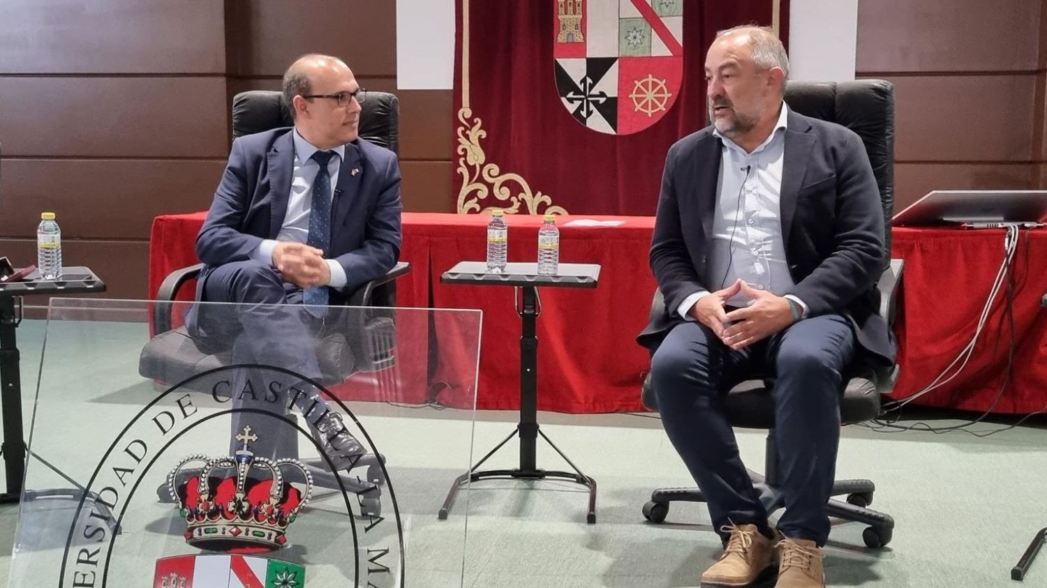 El presidente de las Cortes, Pablo Bellido, y el rector de la UCLM, Julián Garde.