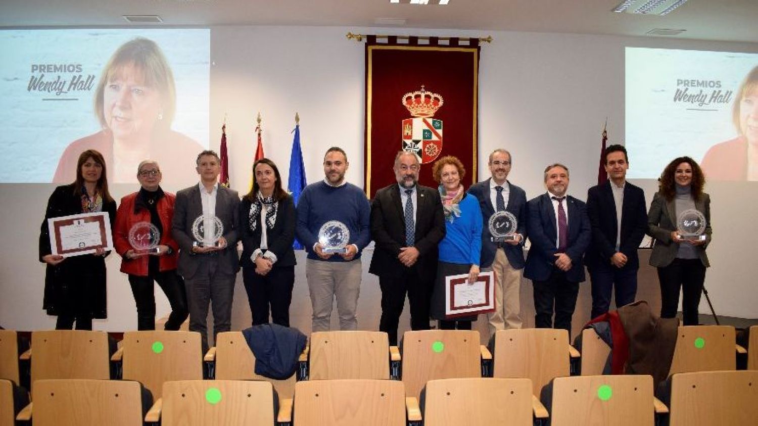 Foto de familia de los premiados.