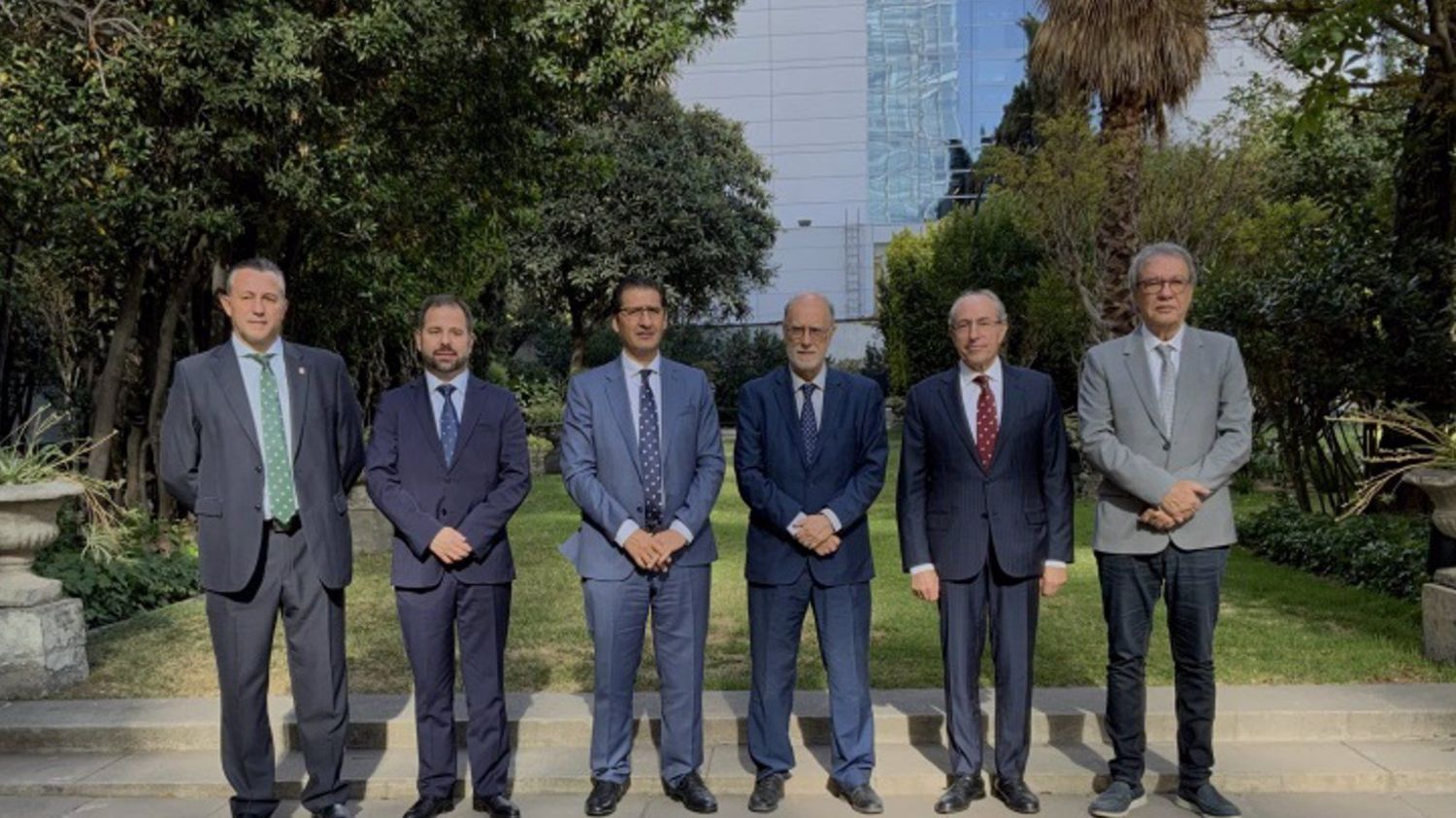 El embajador de España en Chile, Rafael Garranzo García, ha recibido a una delegación de Fenavin, encabezada por  José Manuel Caballero