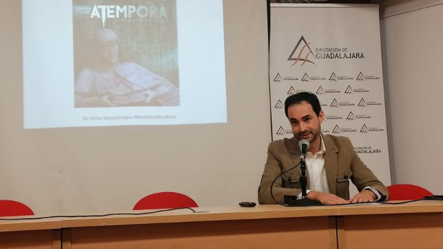 Víctor López-Menchero, comisario de Atémpora, durante el  XVII Encuentro de Historiadores del Valle del Henares.