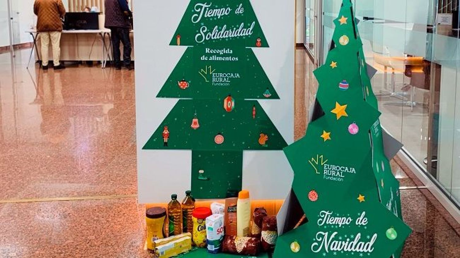 Eurocaja Rural ha comenzado hoy con motivo de las próximas fiestas navideñas una campaña de recogida de alimentos.