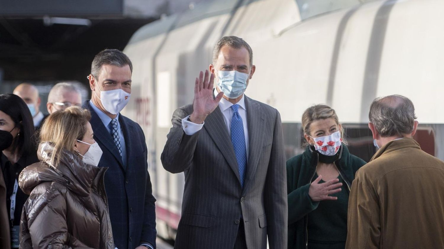 El presidente del Gobierno, Pedro Sánchez, y el Rey Felipe VI en el viaje inaugural de la línea de AVE Madrid-Galicia, en diciembre de 2021.