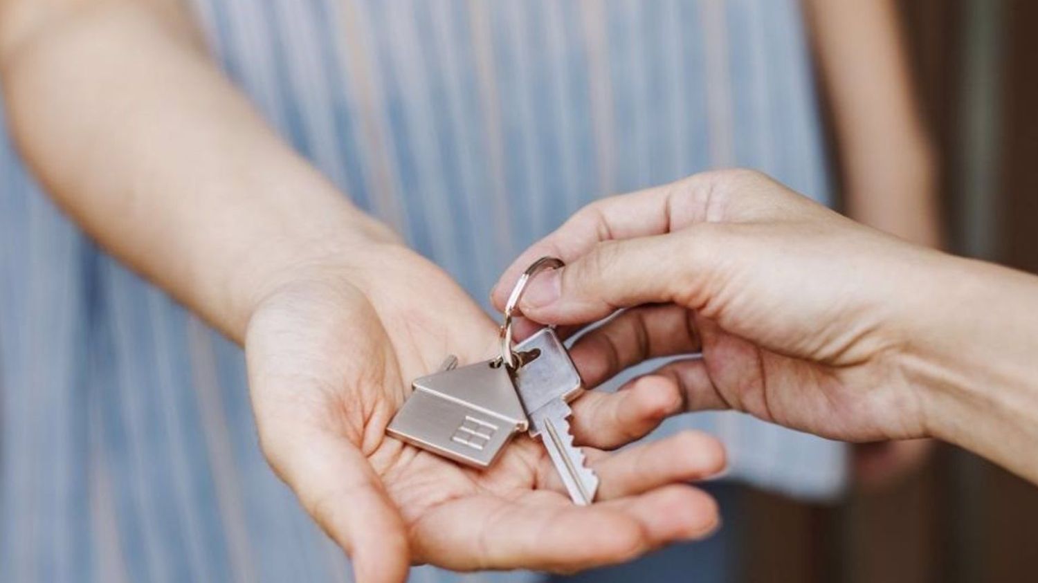 Un acto de entrega de llaves de una vivienda.