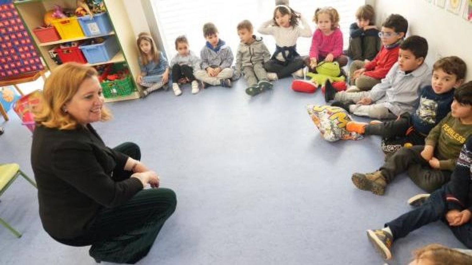 La consejera de Educación durante la inauguración de las obras de ampliación del CRA 