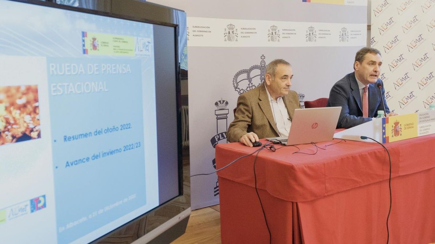 El delegado del Gobierno en C-LM, Francisco Tierraseca, y el director territorial de Aemet en Castilla-La Mancha, Marcelino Rojo.