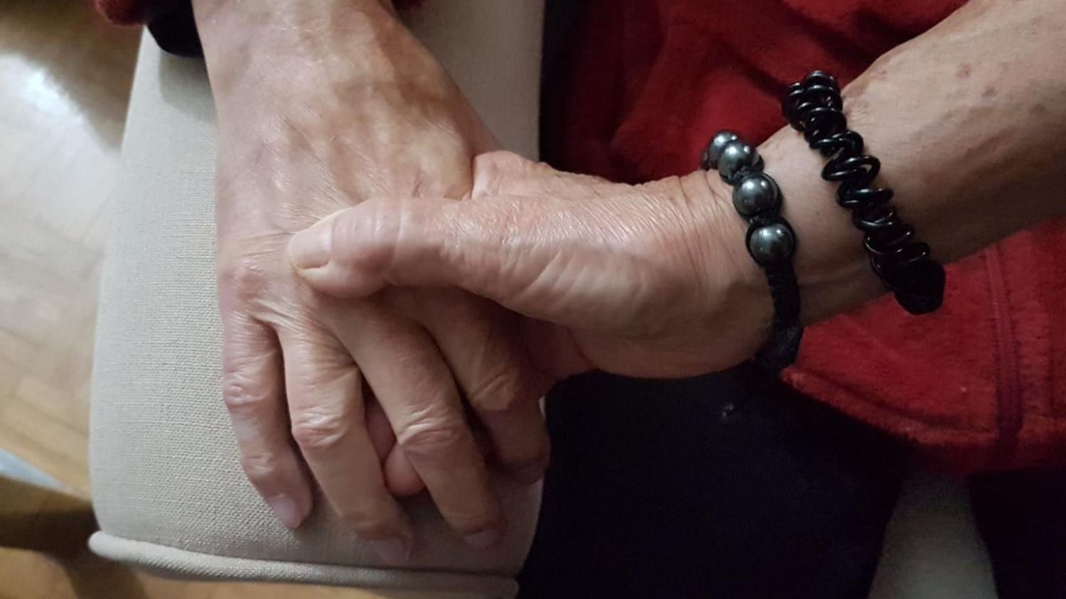 Pilar coge la mano de Valentín, su marido, que tiene Alzheimer.