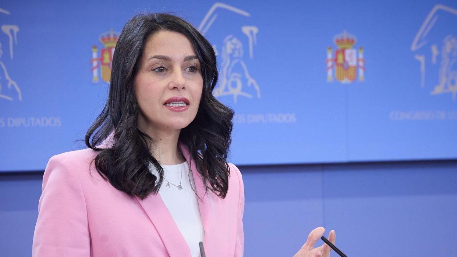 La líder de Ciudadanos, Inés Arrimadas, interviene durante una rueda de prensa, en el Congreso de los Diputados.