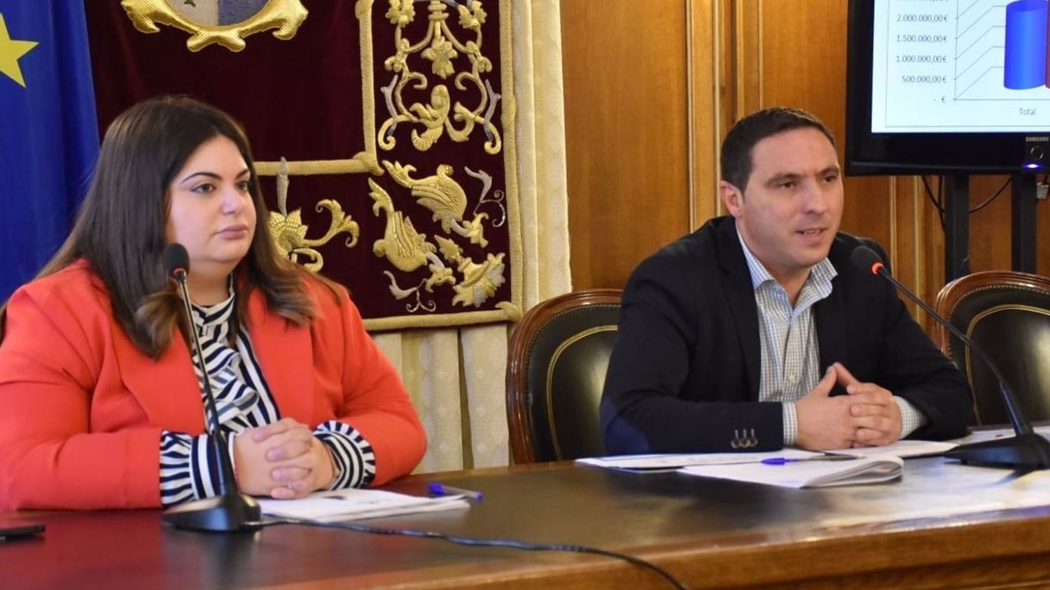 El presidente de la Diputación de Cuenca, Álvaro Martínez Chana, y la diputada de Cultura, Fátima García.