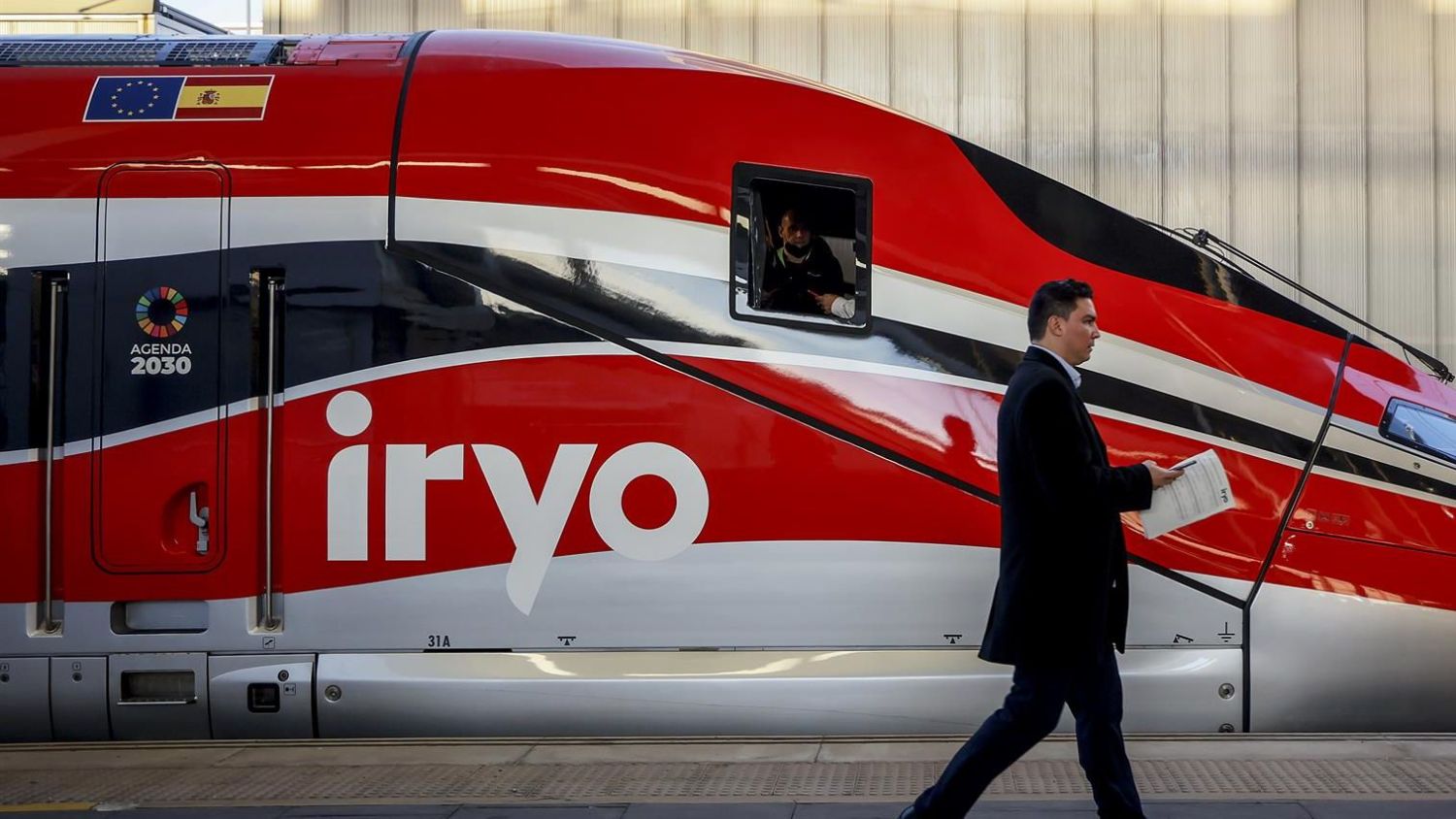 Una persona camina en el andén de la estación tras la llegada del tren Iryo.