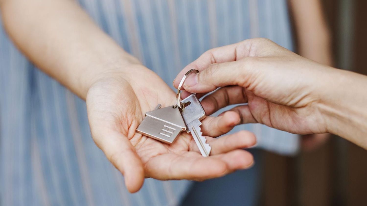 Entrega de llaves de una vivienda.