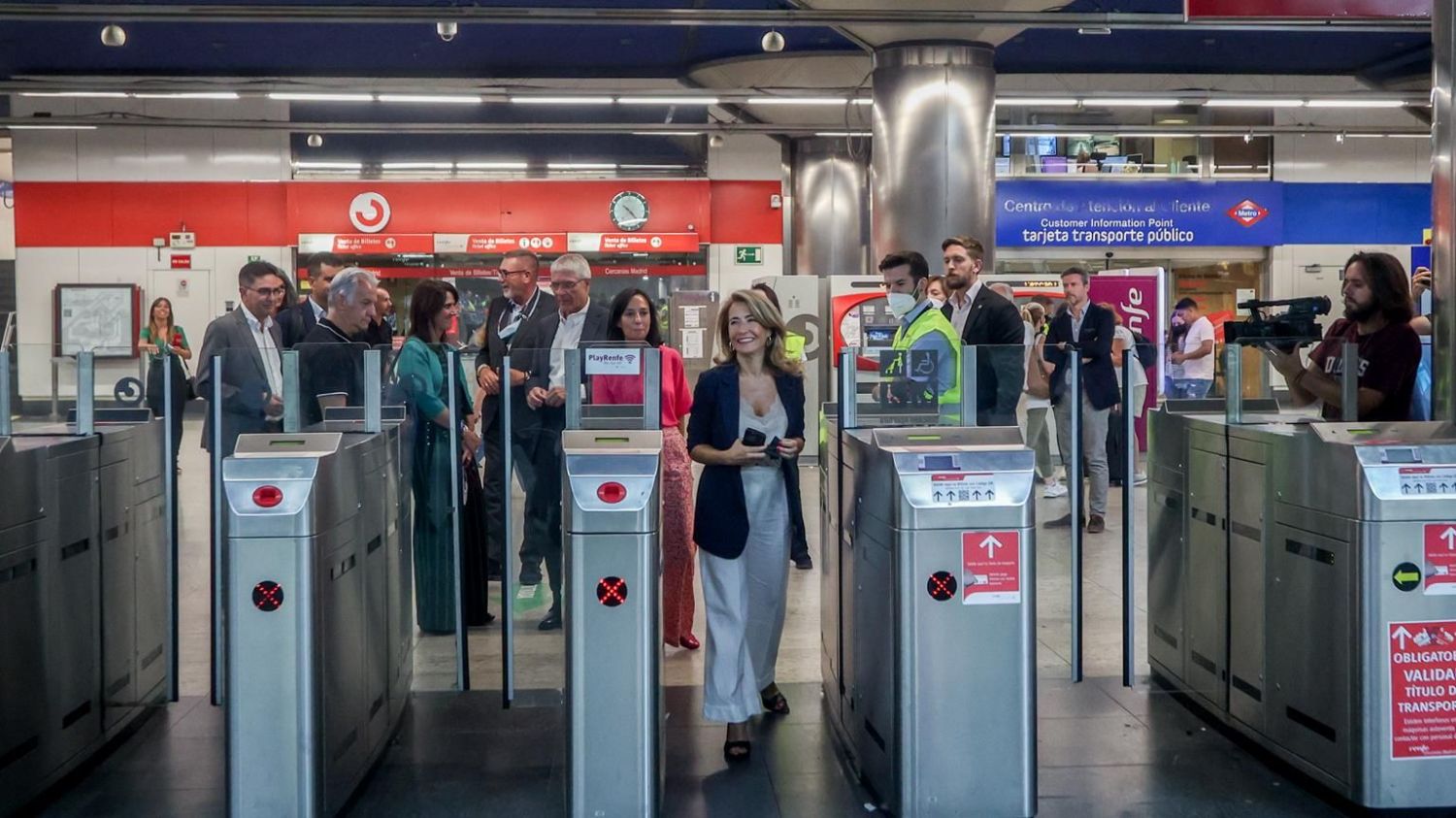 La ministra de Transportes, Movilidad y Agenda Urbana, Raquel Sánchez, en el acceso de la estación de Nuevos Ministerios.