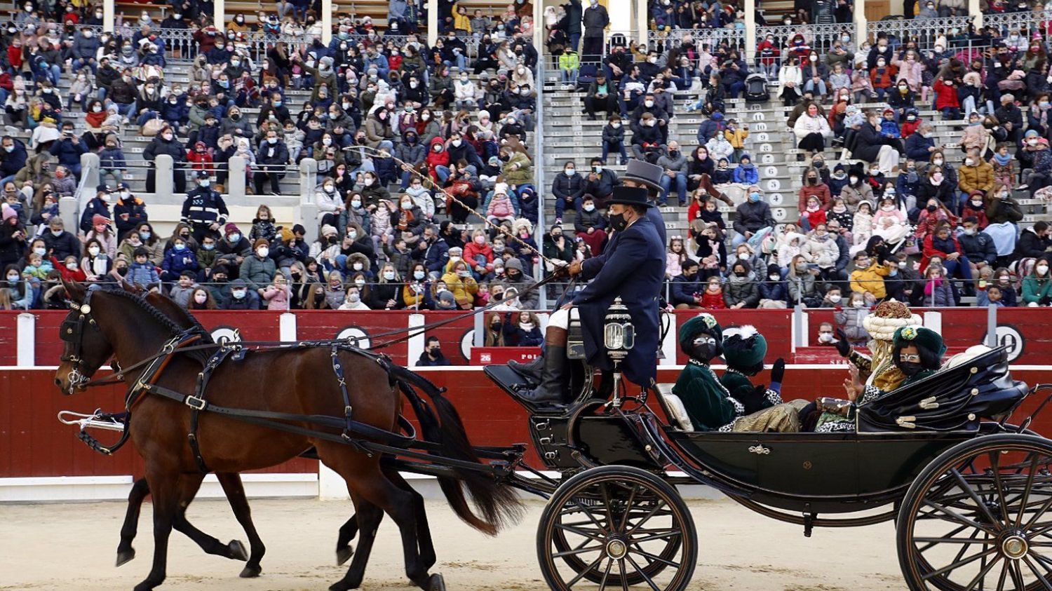 Carrozas en la cabalgata de los Reyes en Albacete.