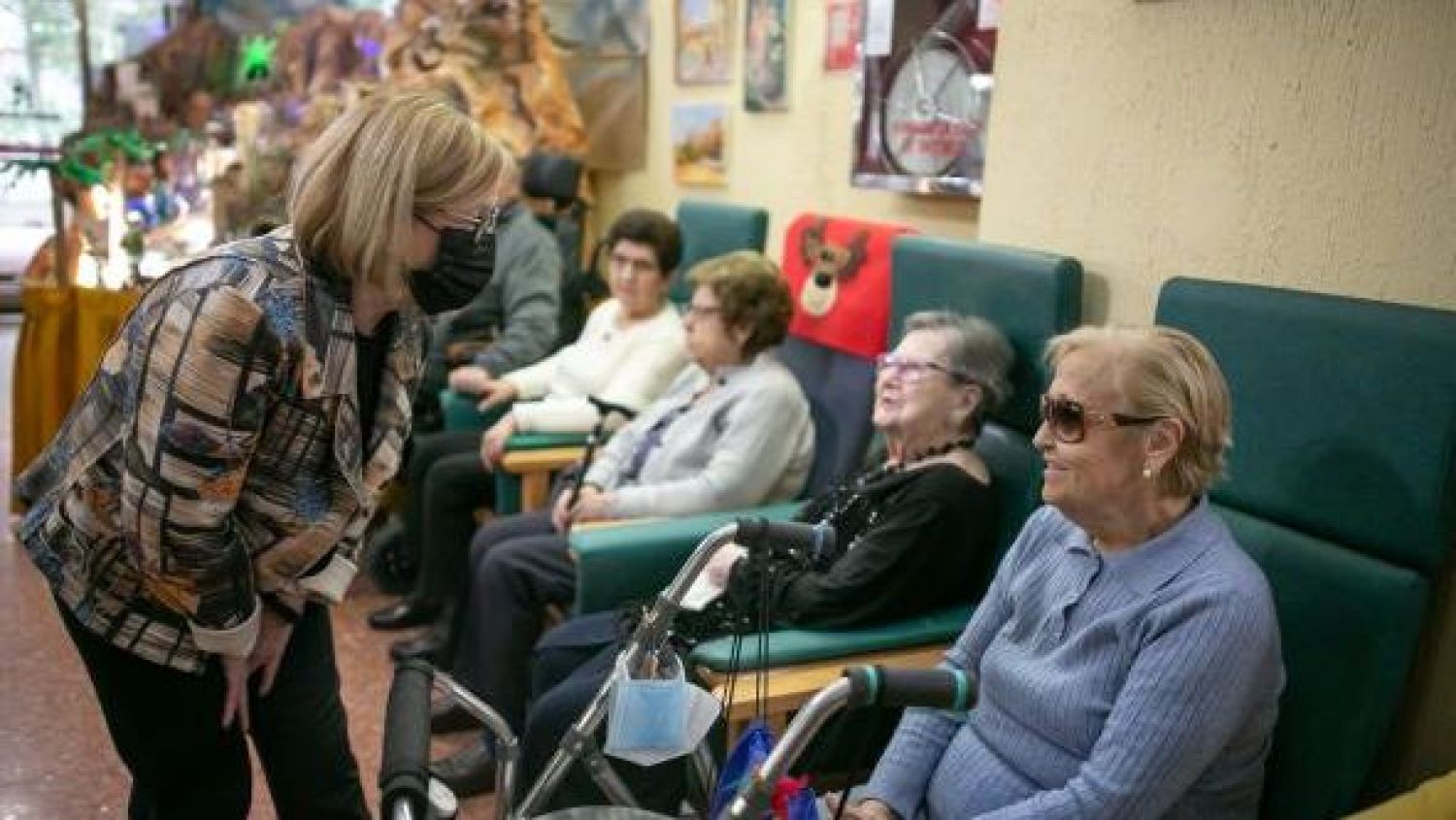 visita a las personas usuarias de la Residencia Pública de Mayores de Barber.