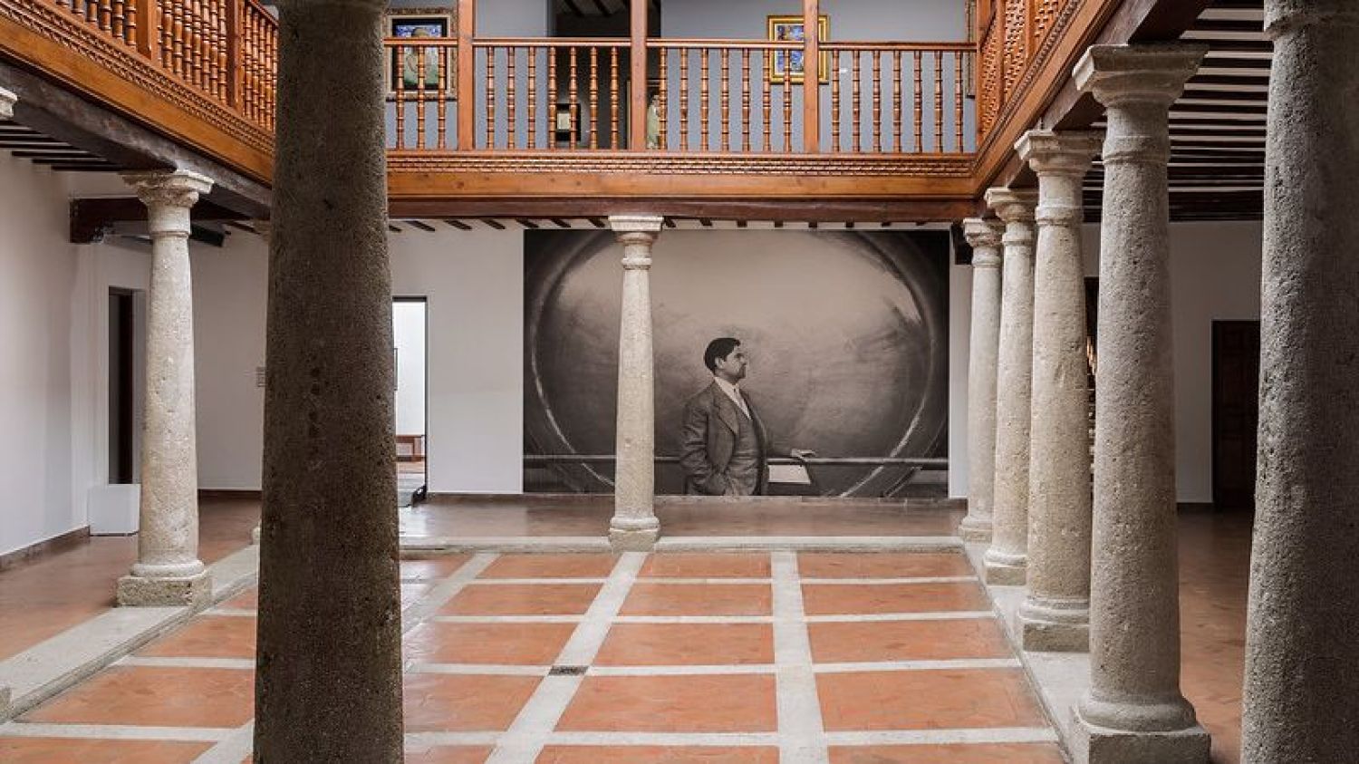 Museo Gregorio Prieto, Valdepeñas – Patio de columnas presidido por una monumental imagen del artista.