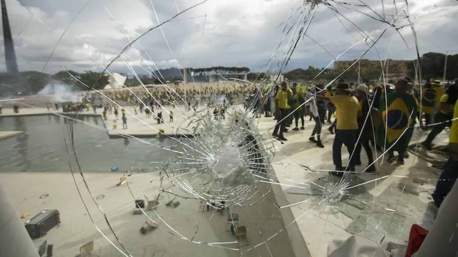 Simpatizantes del expresidente brasileño Jair Bolsonaro se enfrentan a las fuerzas de seguridad en las inmediaciones de la plaza de los Tres Poderes de Brasilia. Joedson Alves/Anadolu Agency via Getty Images