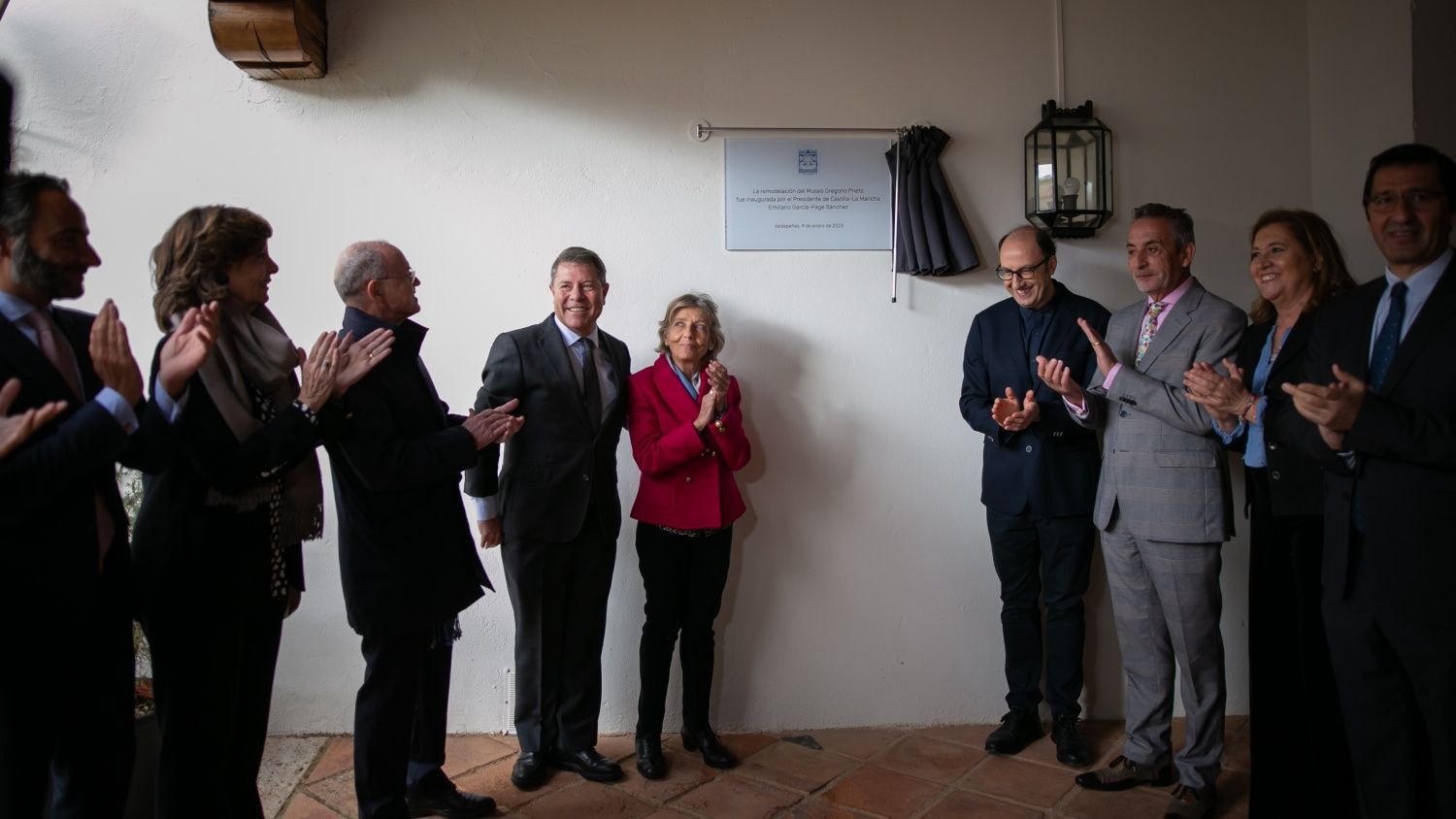 El presidente García-Page y la presidenta de la Fundación Gregorio Prieto, rodeados del patronato de la fundación del artista  y autoridades asistentes a la inauguración.