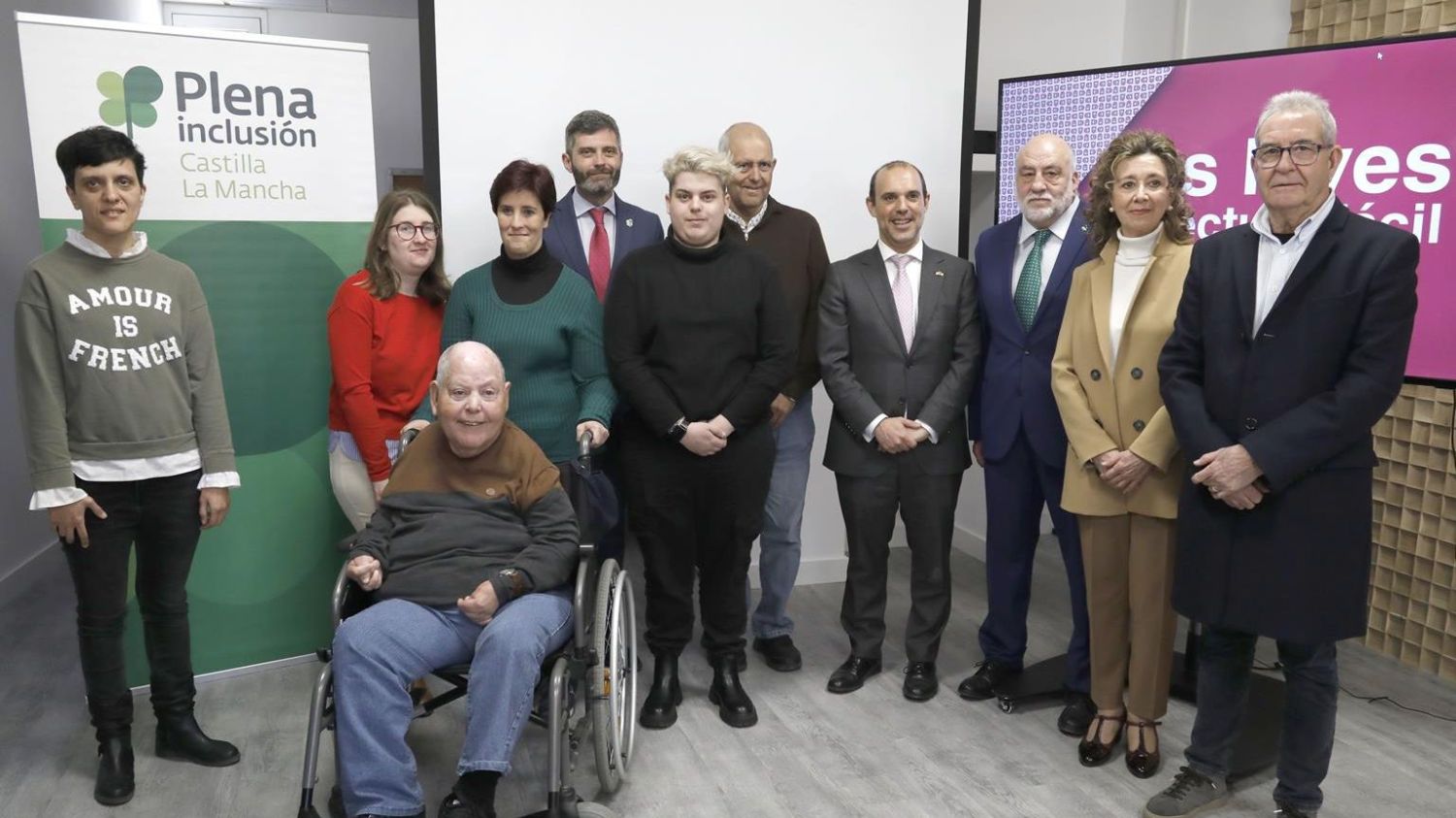 El presidente de las Cortes de C-LM, Pablo Bellido, con representantes de Plena Inclusión.