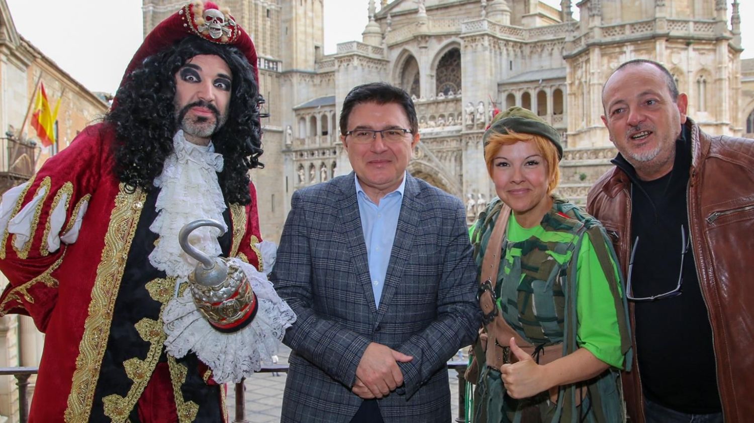 El concejal de Cultura, Teo García con los protagonistas de Peter el Musical.