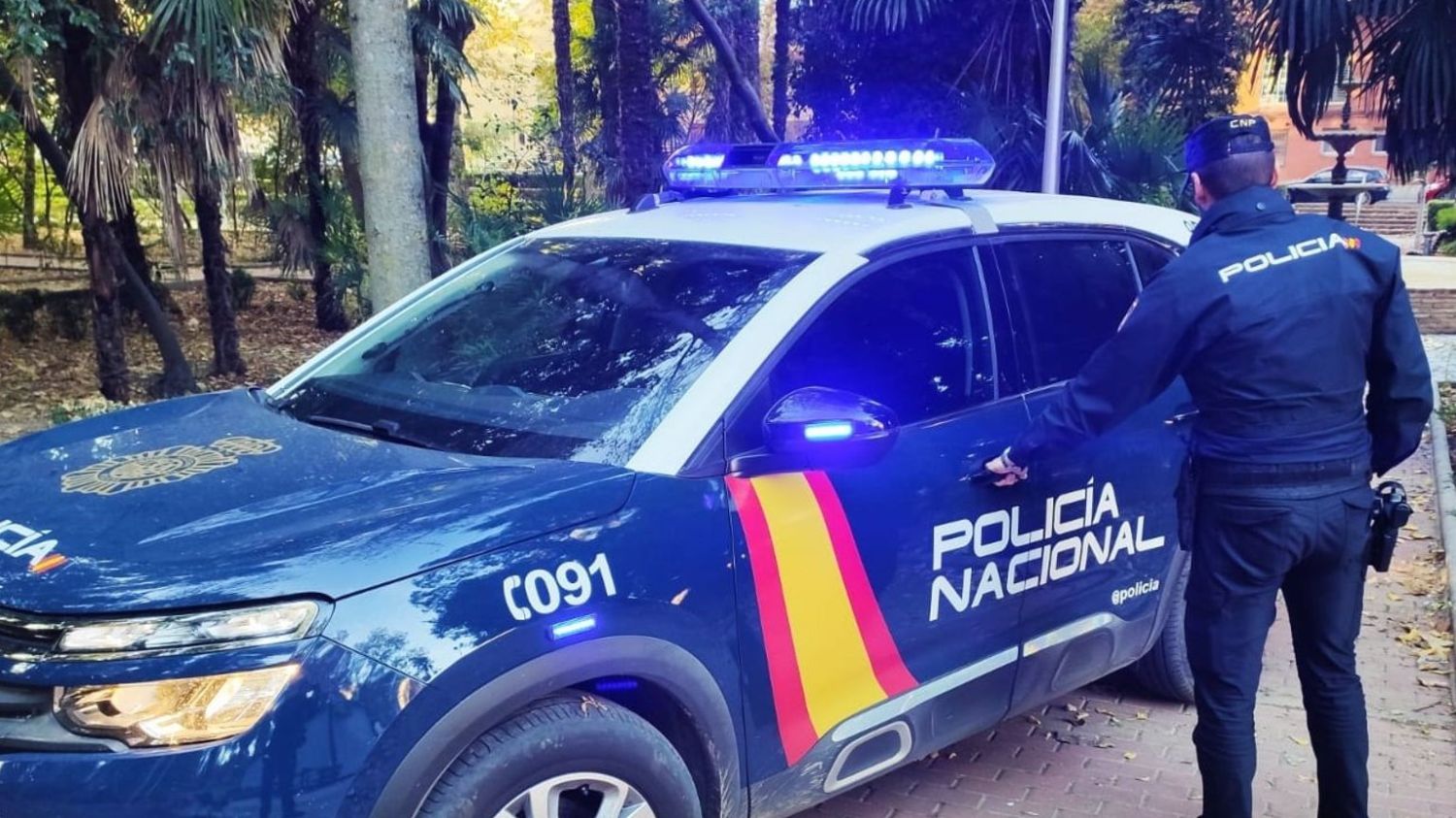 Coche de la Policía Nacional en el Parque de San Francisco, de Guadalajara.