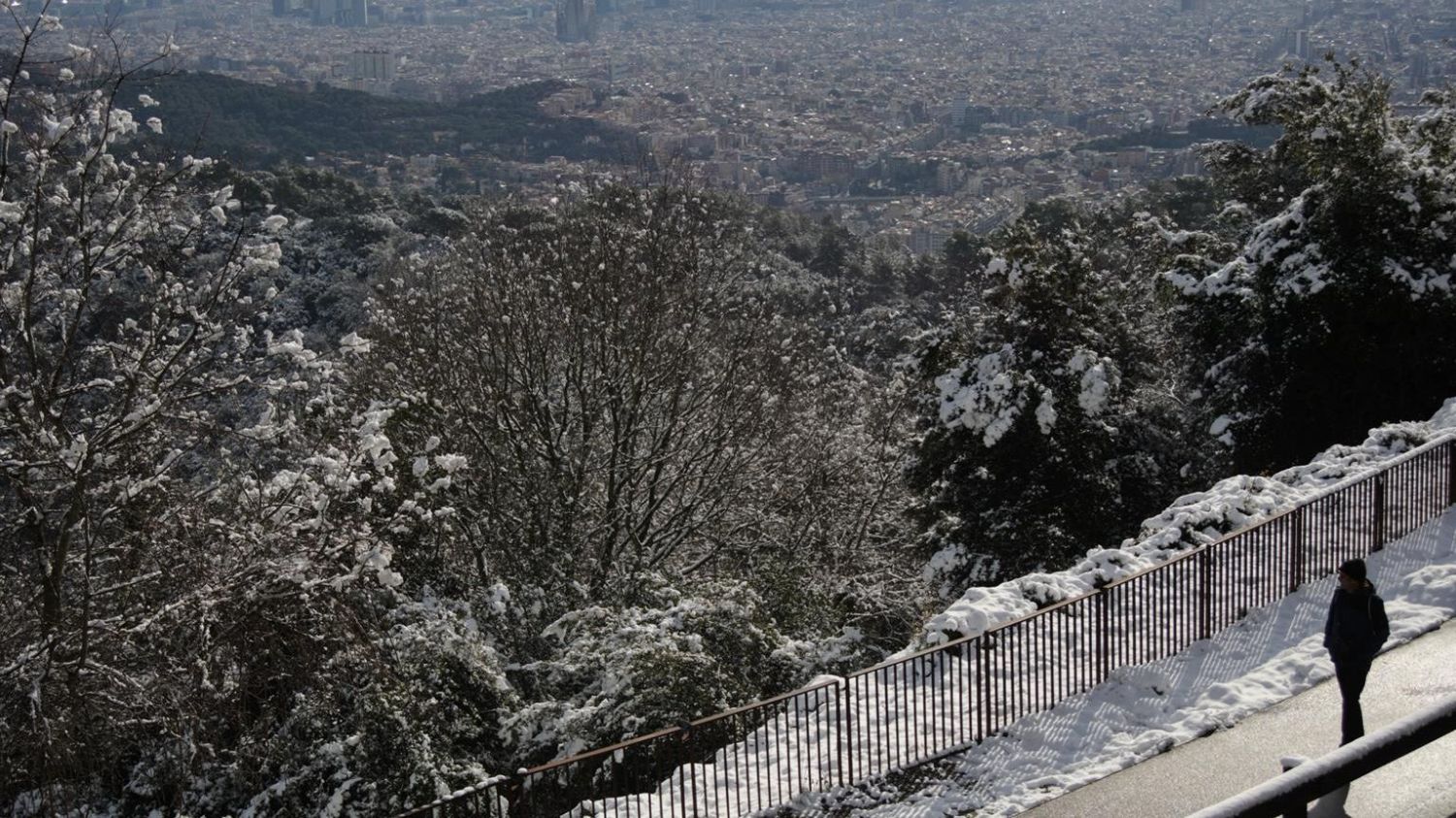 El Tibidabo, en Barcelona, ha aparecido nevado este lunes.