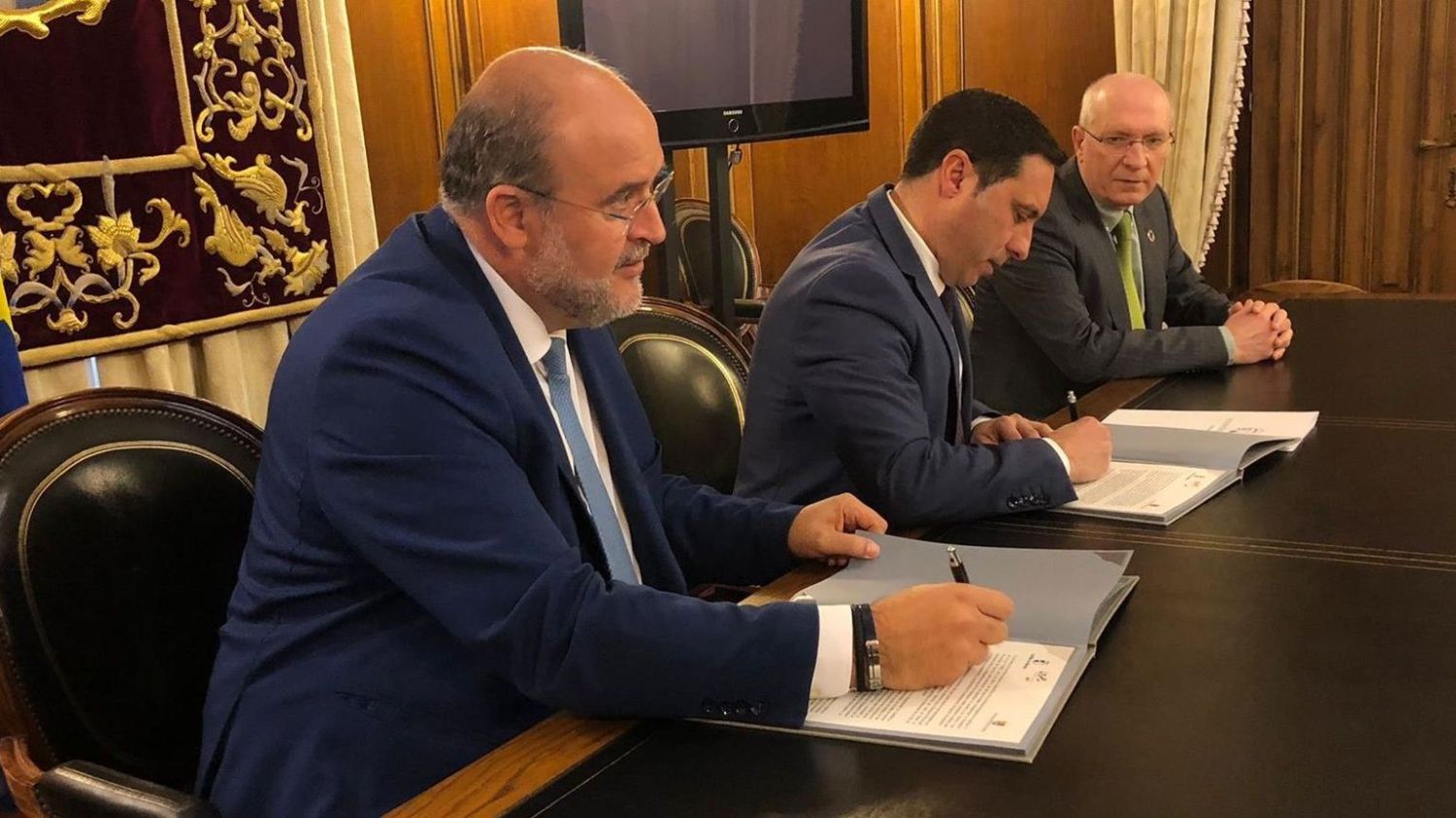 El presidente de la Diputación de Cuenca, Álvaro Martínez Chana, junto al vicepresidente regional, José Luis Martínez Guijarro.