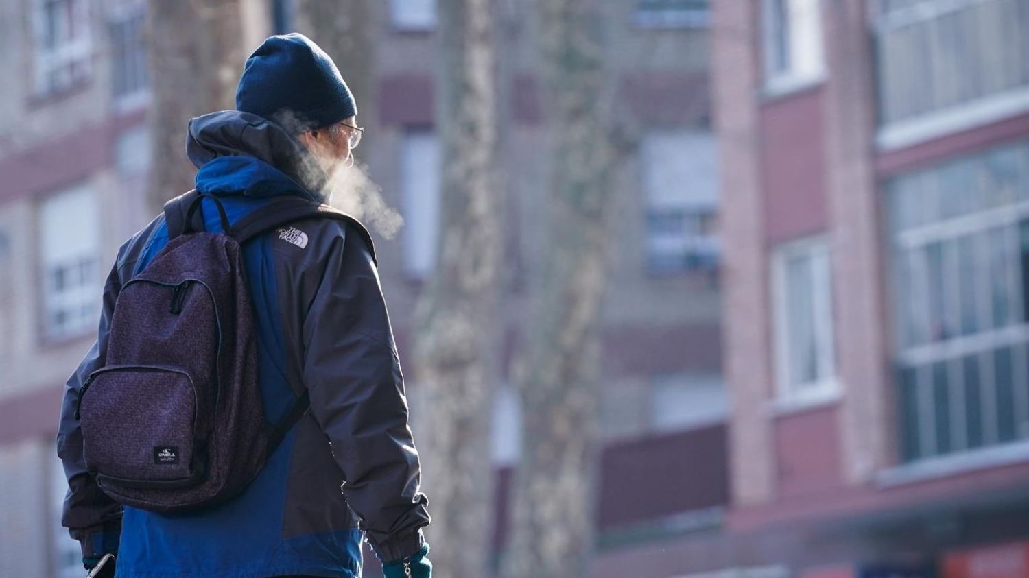 Un hombre camina por la calle, a 9 de febrero de 2023.