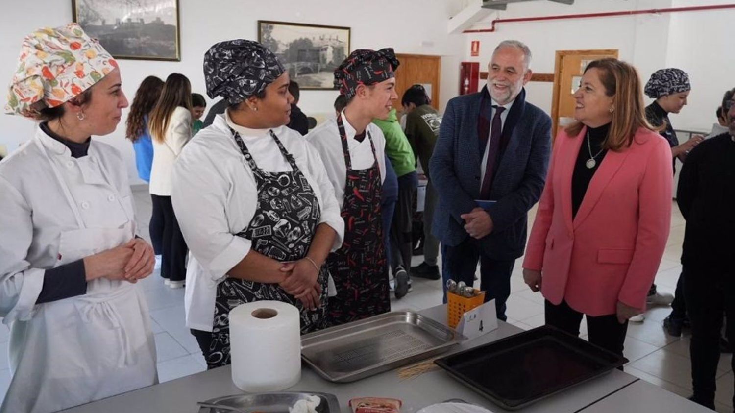 La consejera de Educación en una visita que ha realizado al CEIP 