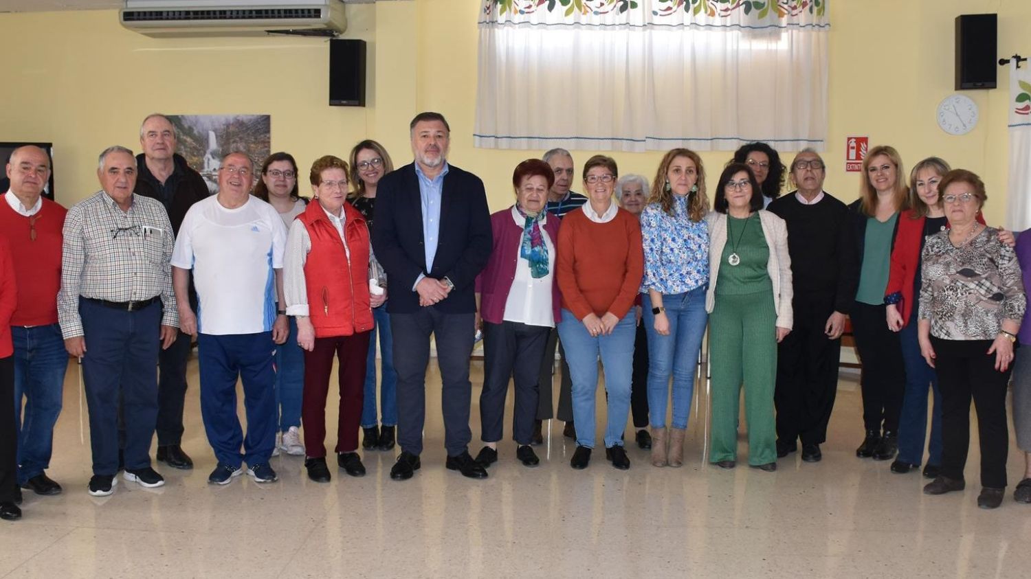 La delegada de la Junta en Cuenca, María Ángeles Martínez, y el alcalde de Cuenca, Darío Dolz, en el centro de mayores San José Obrero.