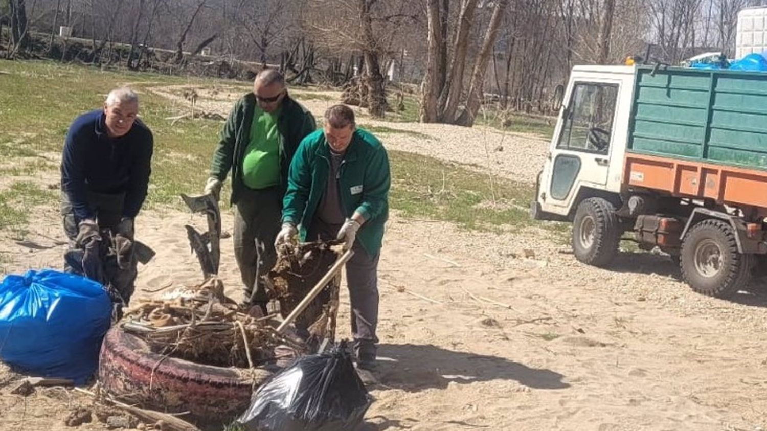 Trabajadores de limpieza recogiendo basuras del Júcar.