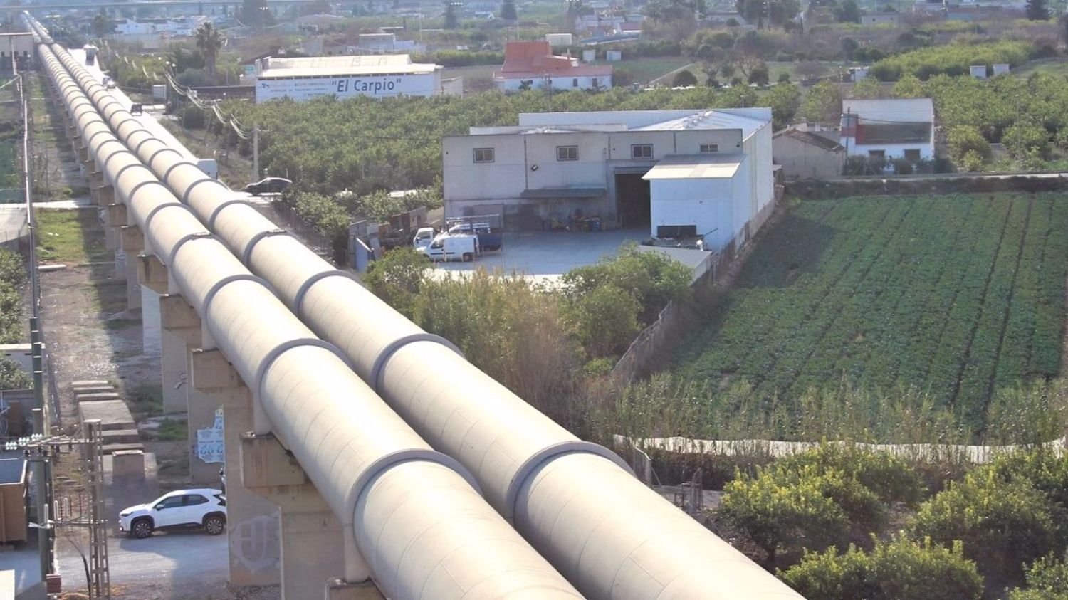 Tubos del canal del trasvase en el sifón de Orihuela.