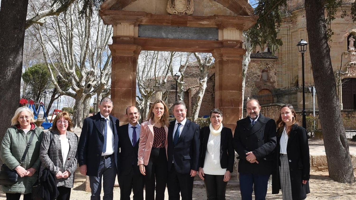 El presidente de C-LM, Emiliano García-Page, en el parque de la Alameda de Sigüenza.