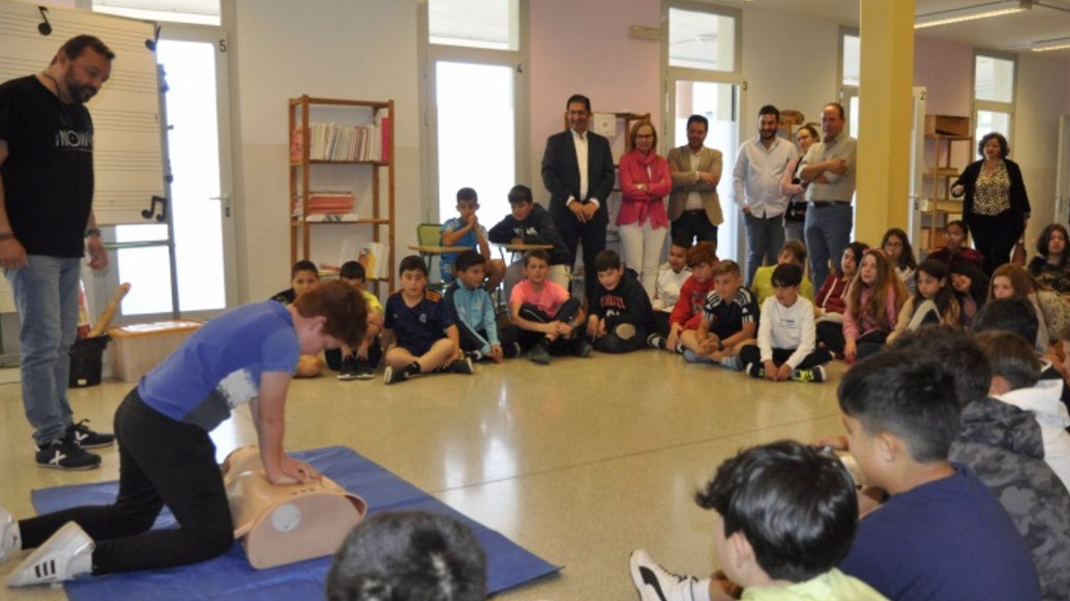 El presidente de la Diputación de Ciudad Real, José Manuel Caballero, en su visita al colegio 