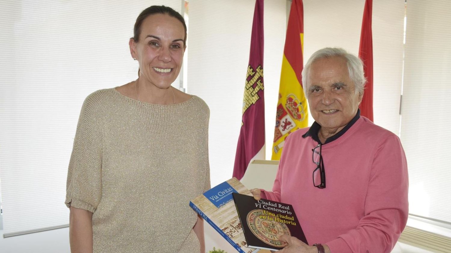 La alcaldesa de Ciudad Real, Eva María Masías, con el periodista y escritor Juan Cruz.