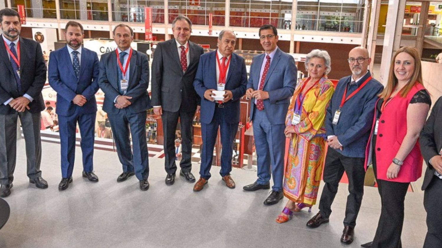 El presidente de la Diputación de Ciudad Real, José Manuel Caballero, con los miembros del Consejo Consultivo.