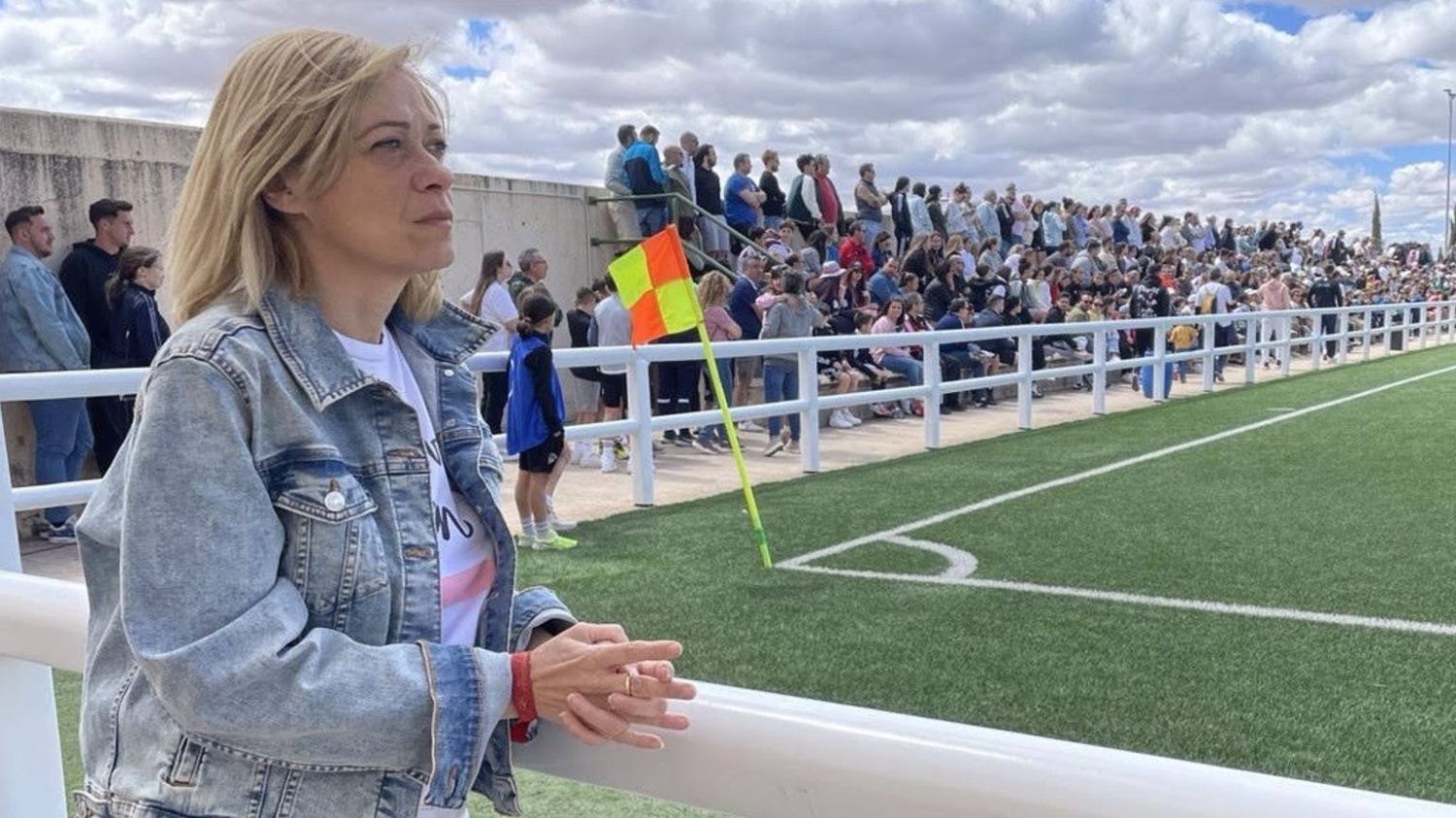 La candidata de Ciudadanos a la presidencia de Castilla-La Mancha, Carmen Picazo, en el partido Fundación Albacete Balompié contra el Barcelona.