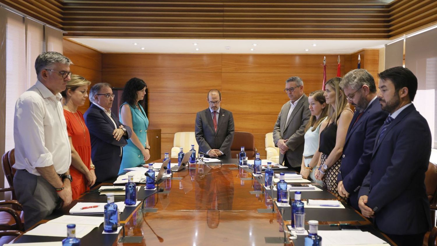 Los miembros de la Mesa de las Cortes de CLM guardan un minuto de silencio en memoria de Miguel Ángel Blanco.