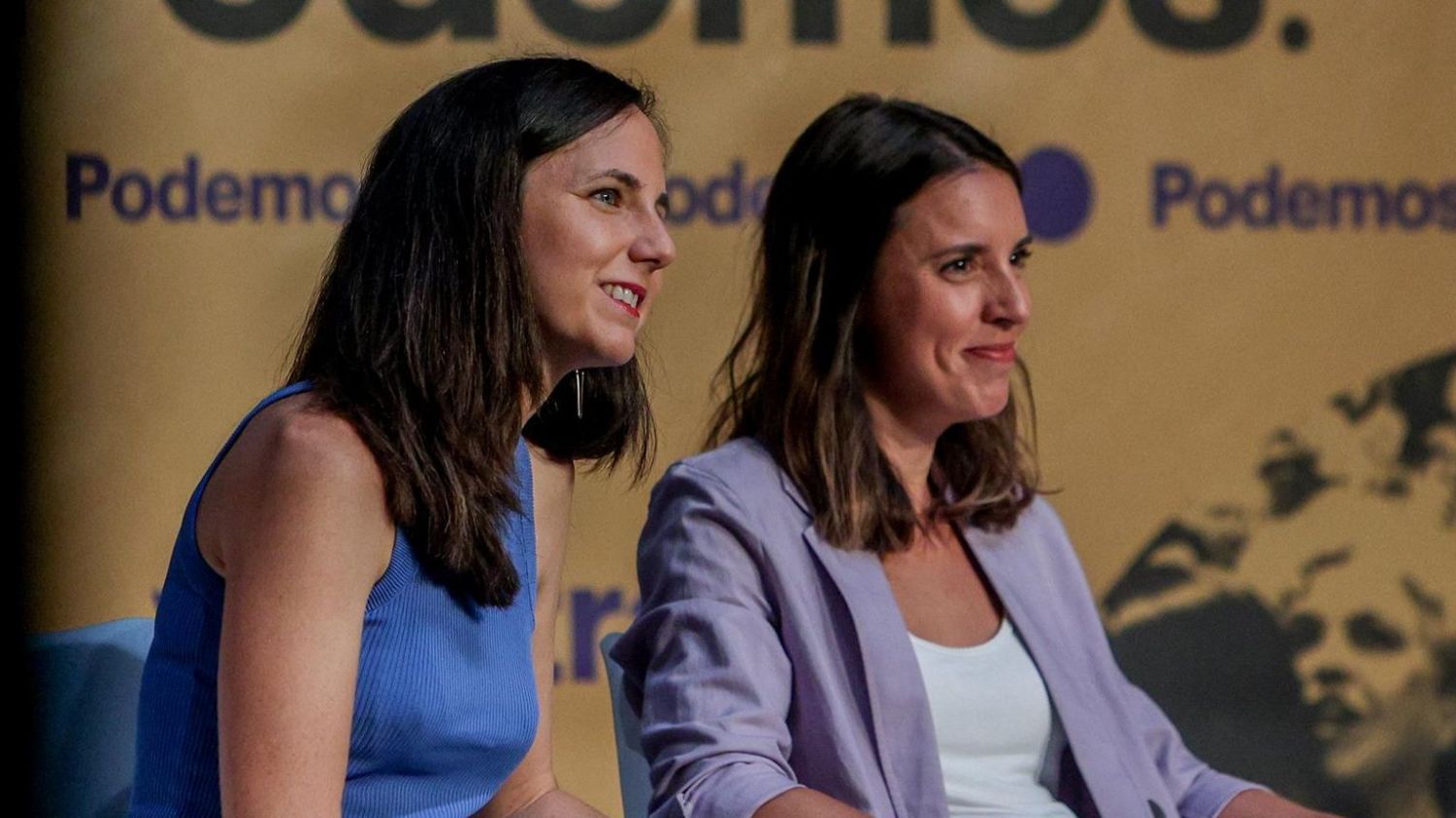 La secretaria general de Podemos Ione Belarra, y la ministra de Igualdad en funciones, Irene Montero, durante un acto de Podemos, en el Teatro Fernando de Rojas,