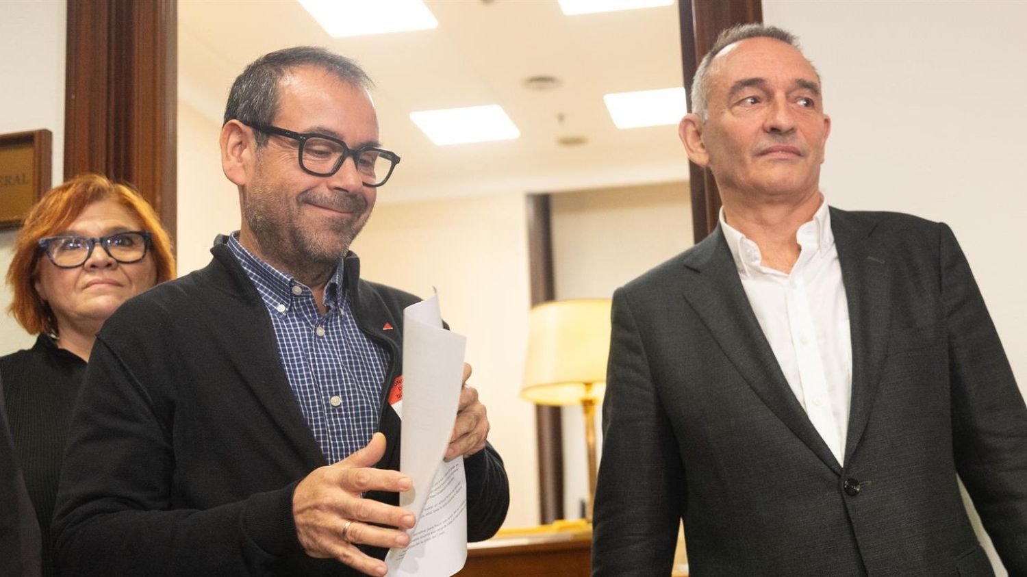 El coordinador de Izquierda Unida en Castilla-La Mancha, Juan Ramón Crespo (c), y el portavoz de Izquierda Unida en el Congreso y diputado por Sumar, Enrique Santiago