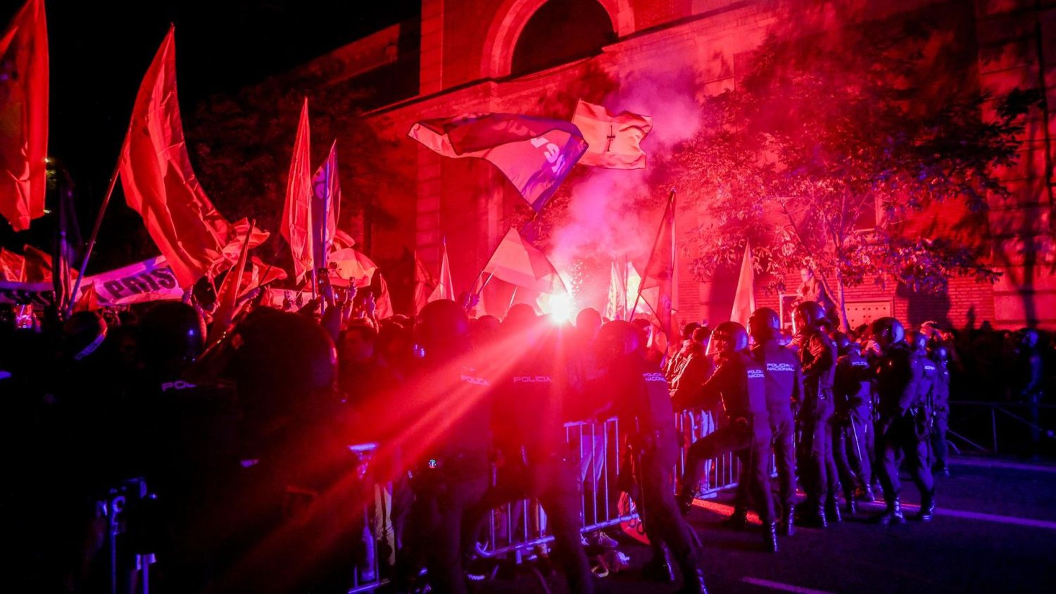 Varias personas durante una concentración en contra de la amnistía, frente a la sede del PSOE en la calle Ferraz.