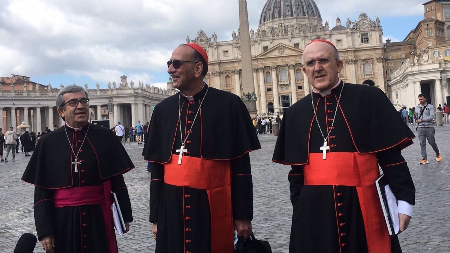 Los obispos Juan José Omella, Carlos Osoro, Luis Argüello, en una visita al Vaticano.