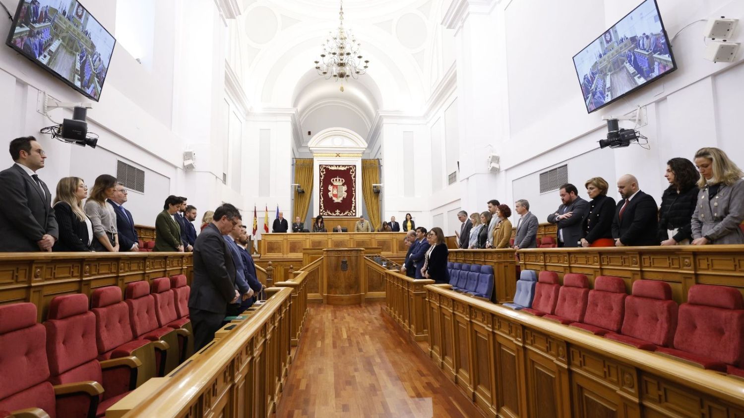 Los parlamentarios de CLM guardan un minuto de silencio en respeto a los Guardias Civiles asesinados en Barbate.