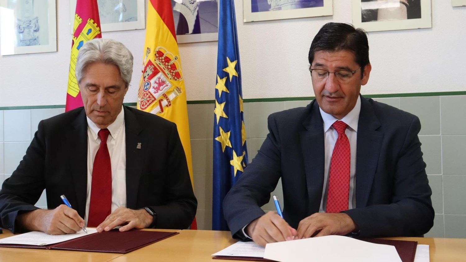 Firma de un convenio sobre memoria democrática entre la UAH y el Gobierno de CLM.