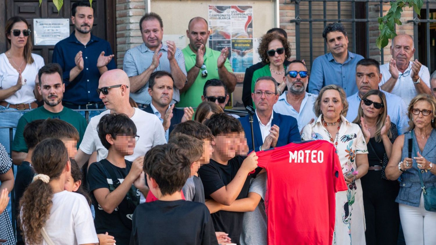 Amigos del niño asesinado muestran una camiseta con su nombre.