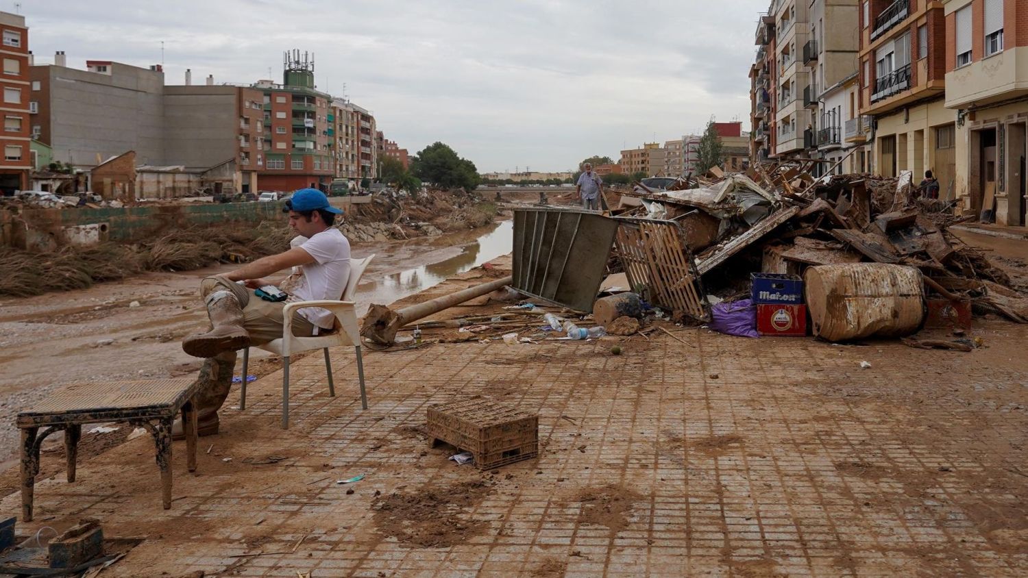 Una persona descansa en Paiporta, a 8 de noviembre de 2024, en Valencia, Comunidad Valenciana (España)