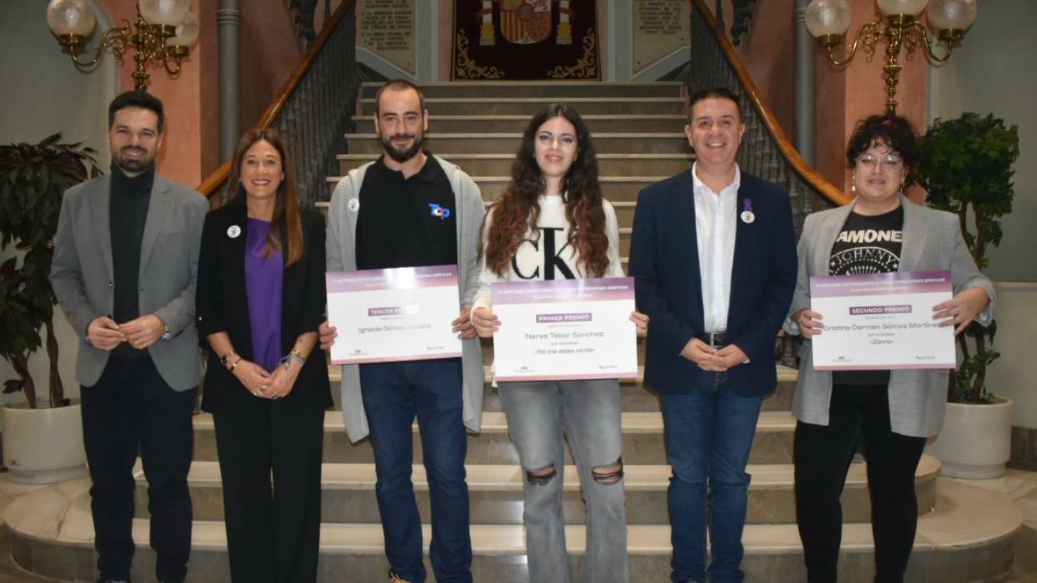 Presidente y Diputada de igualdad de la Diputación de Albacete, con premiadas del Certamen contra las violencias hacia las mujeres.